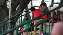 oaz Solossa tengah berbincang dengan tim dokter pada sesi latihan di Lapangan Sekolah Pelita Harapan, Karawaci, Jakarta, (11/11/2016). (Bola.com/Nicklas Hanoatubun)