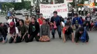 [VIDEO] Ratu Atut Tersangka, Warga Banten Potong Ayam
