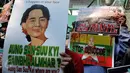 Poster aktivis perdamaian Myanmar, Aung San Suu Kyi dibawa saat aksi di depan kedubes Myanmar, Jakarta, Jumat (29/5/2015). Massa mengecam tindakan genosida yang terjadi di Myanmar. (Liputan6.com/Johan Tallo) 