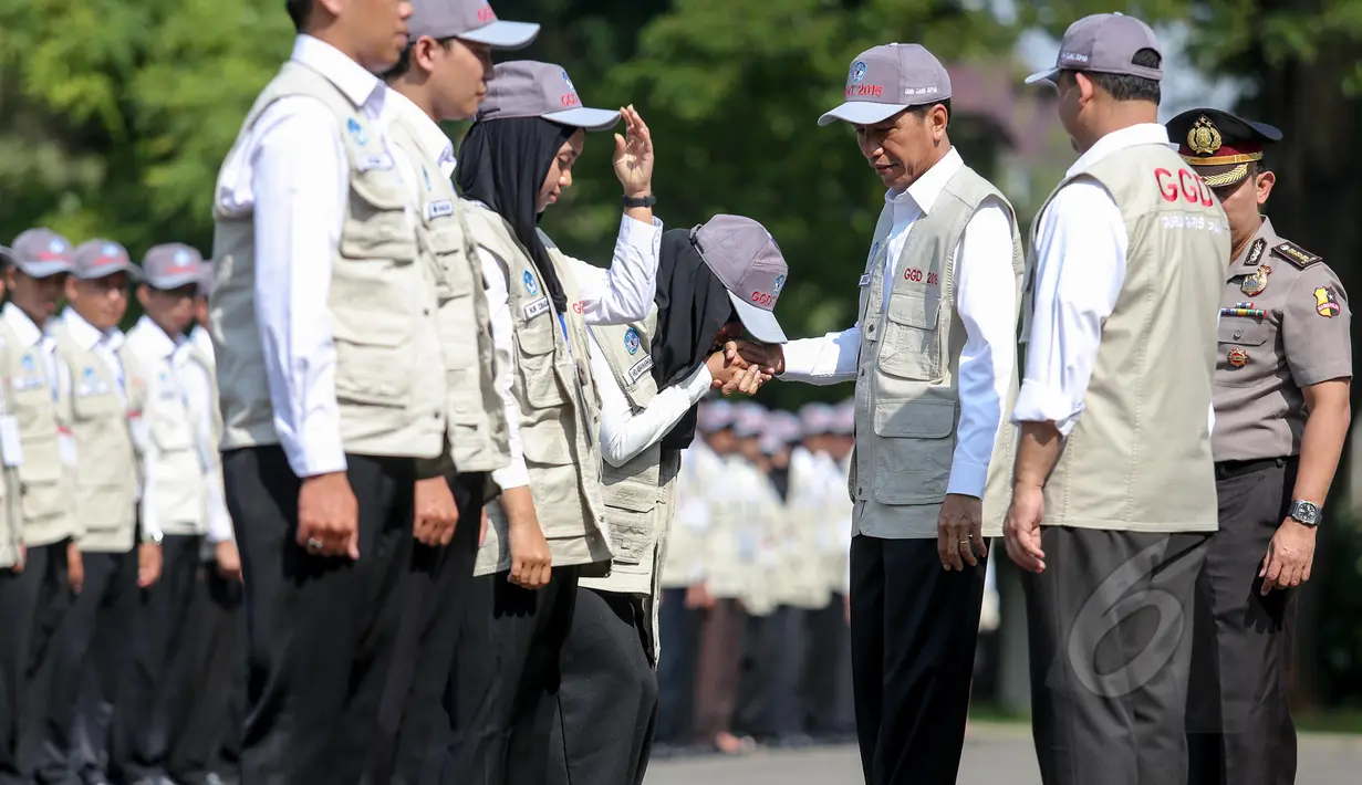 Presiden Jokowi berbincang dengan tenaga pendidik saat acara pelepasan 298 guru garis depan (GGD) ke wilayah terdepan, terluas, dan tertinggal (3T), di Istana Negara, Jakarta, Senin (25/5). (Liputan6.com/Faizal Fanani)