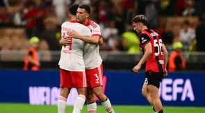 Bek Benfica asal Australia, Alessandro Circati, dan bek Portugal, Tomas Araujo, merayakan kemenangan timnya setelah pertandingan putaran pertama Liga Europa melawan AC Milan di Stadion San Siro, Milan, Kamis (17/9/2026) dini hari WIB. (Marco Bertorello / AFP)