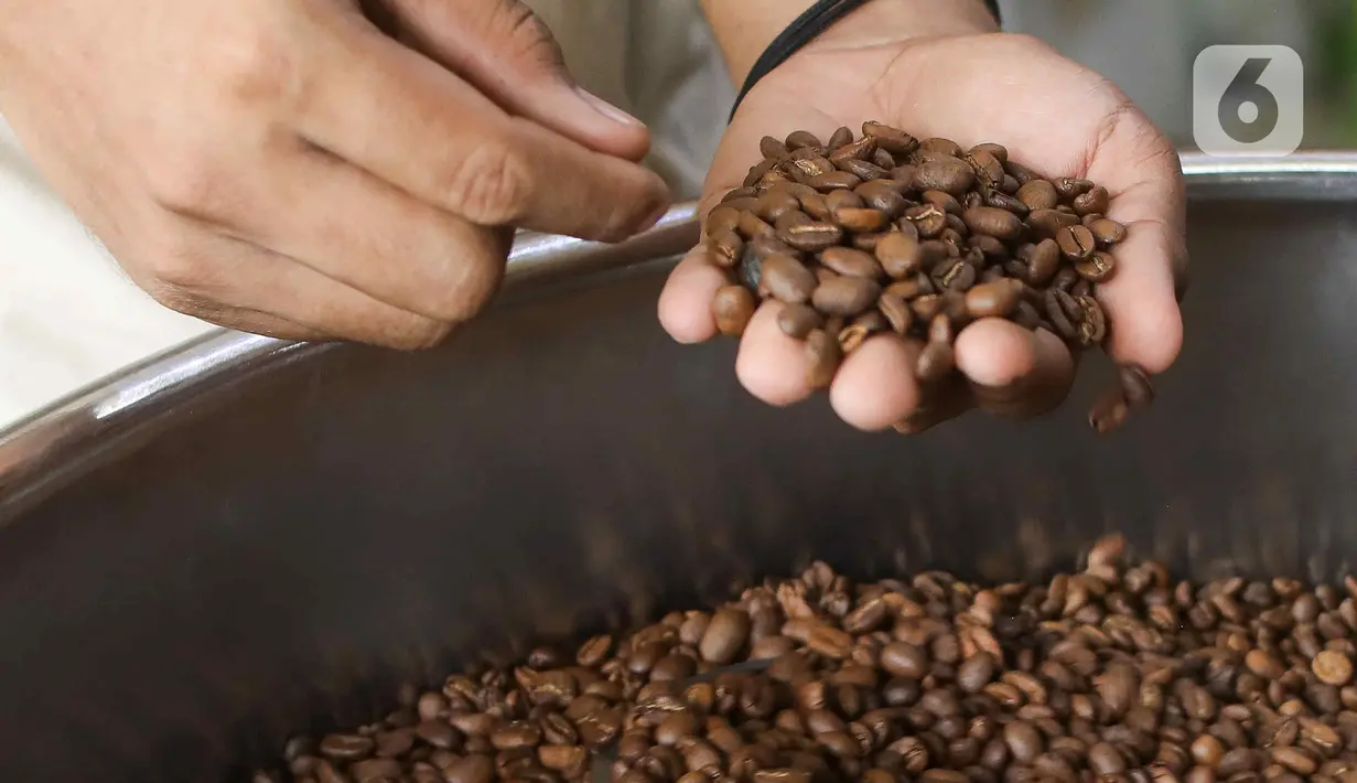 Untuk mendukung capaian target produktivitas produk kopi di Indonesia, pemerintah akan menyiapkan peningkatan pupuk subsidi hingga dua kali lipat. (Liputan6.com/Herman Zakharia)