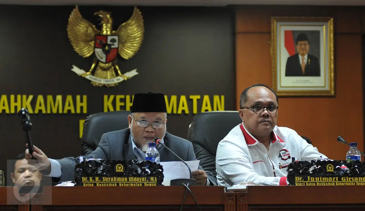 Ketua MKD Surahman Hidayat dan Wakil MKD Junimart Girsang saat menutup sidang putusan kasus pelanggaran kode etik Ketua DPR Setya Novanto di Kompleks Parlemen, Senayan, Jakarta, Rabu (16/12/2015). (Liputan6.com/Johan Tallo)