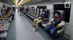 Penumpang Kereta Bandara Premium menanti keberangkatan di Stasiun Manggarai, Jakarta, Sabtu (3/4/2021). Harga tiket Kereta Bandara Premium lebih murah dari kelas eksekutif yang dipatok Rp 70 ribu. (merdeka.com/Imam Buhori)
