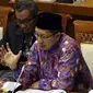 Menteri Agama, Lukman Hakim Syaifudin (tengah) saat menghadiri Rapat Kerja dengan Komisi VIII DPR di Kompleks Parlemen Senayan, Jakarta, Kamis (14/1). Rapat terkait evaluasi ibadah Haji Tahun 2015. (Liputan6.com/Johan Tallo)