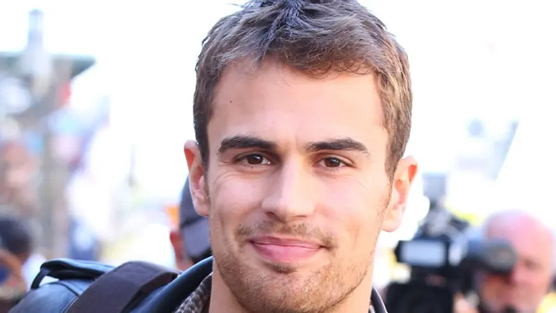 Theo James asuransikan bokongnya