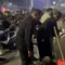 Wakapolda Metro Jaya Brigjen Pol Dekananto Eko Purwono turun langsung memunguti sampah yang berserakan usai demo (Istimewa)