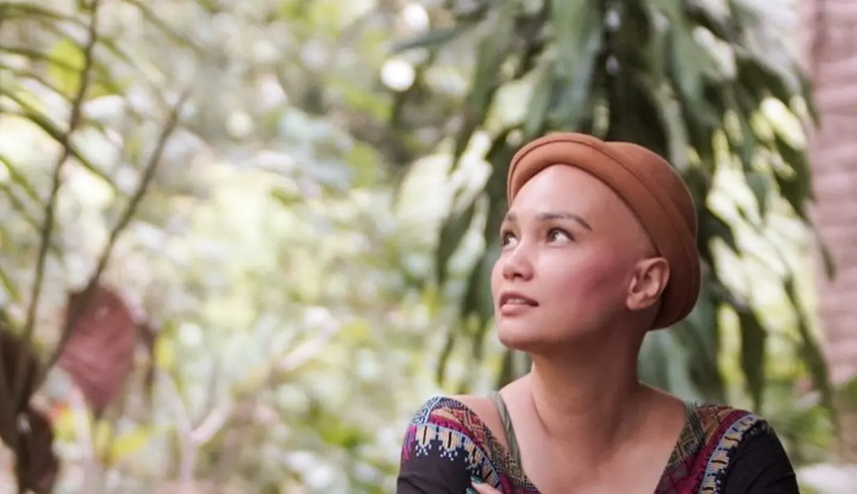 Mengetahui ada tumor di dalam tubuhnya bermula dari Feby yang merasa lebih cepat lelah. Akhirnya ia memeriksakan ke dokter dengan melakukan pap smear dan USG rutin. Ia pun terkejut saat dokter menemukan tumor di rahimnya yang berukuran 8cm. (Instagram/febyfebiola_)