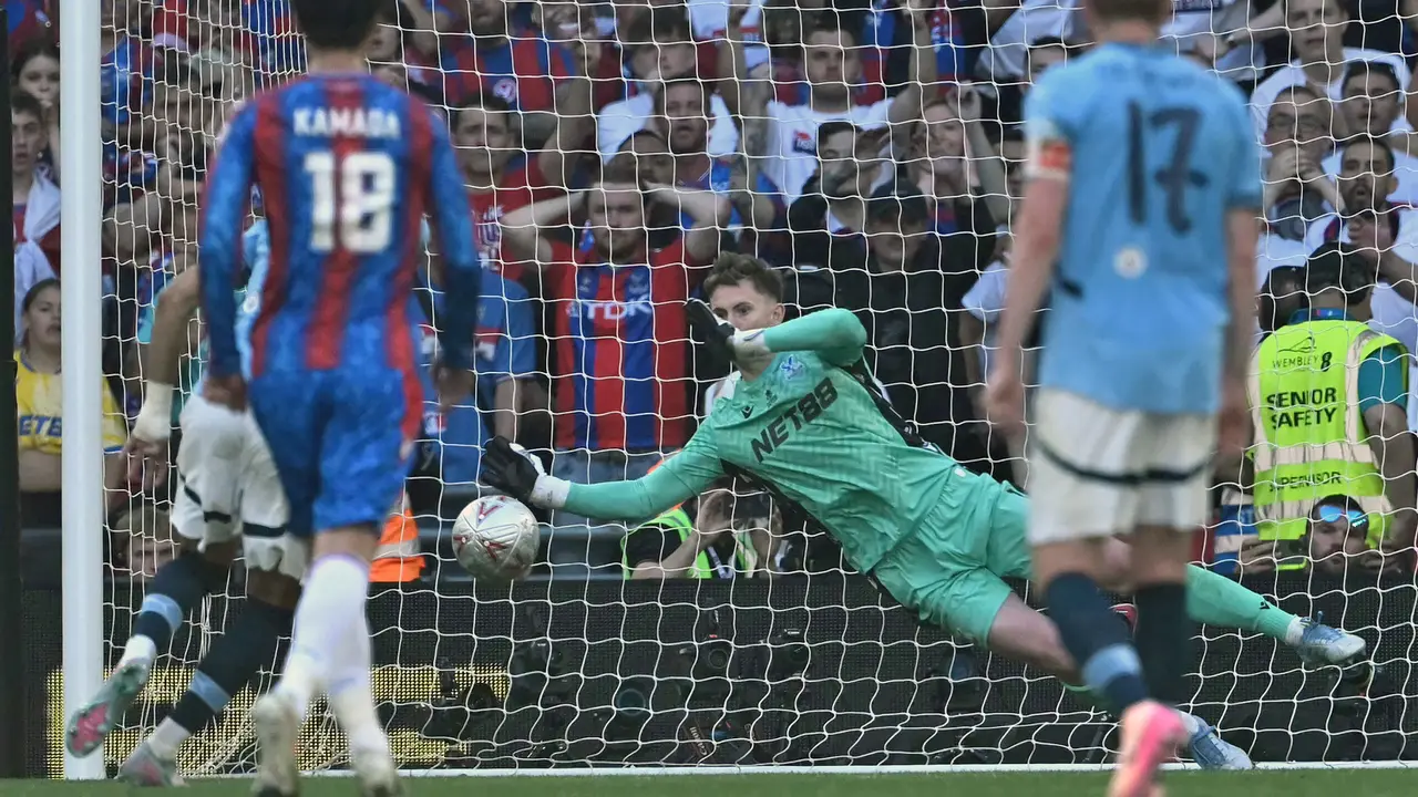 Foto: Dean Henderson Sang Pahlawan Kemenangan Crystal Palace di Final Piala FA