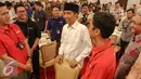Presiden Jokowi berbincang dengan sejumlah wartawan saat acara buka puasa bersama di Istana Negara, Jakarta, Senin (6/7/2015). Di kesempatan itu Jokowi mempersilahkan wartawan untuk menyampaikan aspirasi secara langsung. (Liputan6.com/Faizal Fanani)