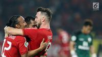 Pemain Persija, Marko Simic memeluk Rohit Chand saat merayakan gol yang dicetaknya ke gawang Tampines Rovers pada penyisihan grup H Piala AFC 2018 di Stadion GBK, Jakarta, Rabu (28/2). Persija unggul 4-1. (Liputan6.com/Helmi Fithriansyah)