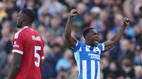 Pemain Brighton & Hove Albion, Danny Welbeck, melakukan selebrasi setelah mencetak gol ke gawang Liverpool pada lanjutan Liga Inggris di AMEX Stadium, Sabtu (21/3/2026) malam WIB. (AP Photo/Ian Walton)