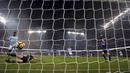 Pemain Manchester City, Raheem Sterling (kiri) saat membobol gawang Tottenham pada lanjutan Premier League di Etihad Stadium, Manchester, (16/12/2017). Manchester City menang 4-1.(Martin Rickett/PA via AP)