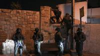 Pasukan keamanan mencari penyerang dekat lokasi penembakan di Tel Aviv, Israel, 7 April 2022. Penembakan ini menjadi serangan keempat dalam beberapa pekan terakhir. (AP Photo/Ariel Schalit)