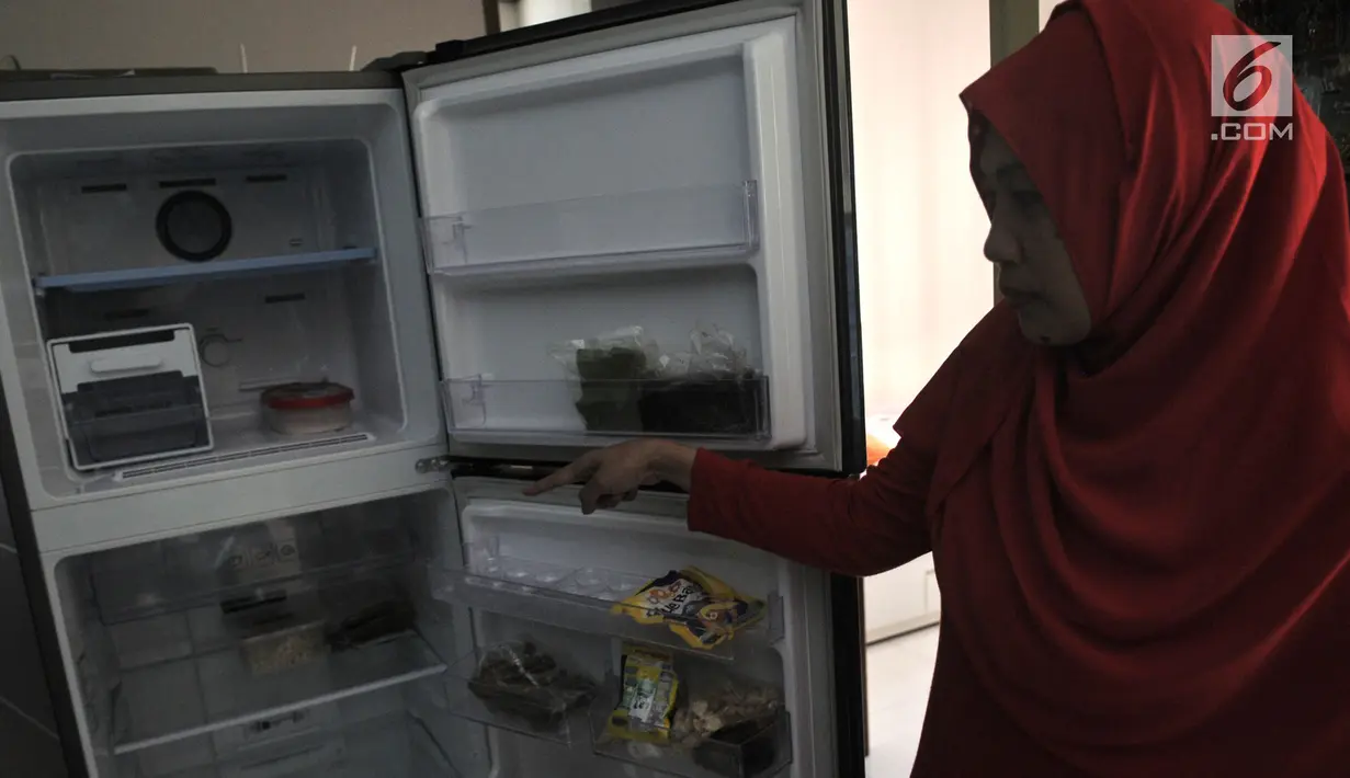 Penghuni memperlihatkan kondisi lemari es akibat pemadaman listrik di salah satu unit Apartemen Mediterania Palace, Jakarta, Rabu (31/7/2019). Sejumlah unit dan ruko mengalami mati listrik total meskipun penghuni sudah membayar biaya apartemen kepada pihak pengelola. (merdeka.com/Iqbal S. Nugroho)
