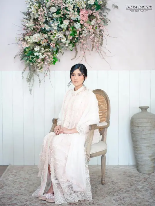 Erina Gudono juga terlihat mengenakan dress hijab dari merek yang sama Lace by Artkea. Dengan kerudung serasi yang menambah chic penampilannya. [Foto: @erinagudono]