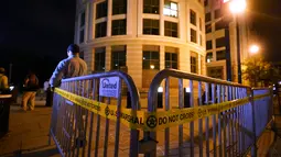 Para pekerja memasang barikade di luar Gedung Pengadilan Federal AS E. Barrett Prettyman, di Washington, Rabu (2/8/2023). (AP Photo/Alex Brandon)