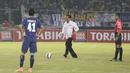 Presiden Joko Widodo, bersiap menendang bola membuka final Torabika Bhayangkara Cup 2016 antara Arema Cronus melawan Persib Bandung di SUGBK, Jakarta, Minggu (3/4/2016). (Bola.com/Vitalis Yogi Trisna)