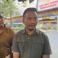 Pengacara dua tersangka kasus film porno di Jakarta Selatan yang dibongkar Polda Metro Jaya. Tersangka inisial JAAS merupakan kameramen dan AIS video editor dalam rumah produksi film porno di Jaksel tersebut. (Liputan6.com/Ady Anugrahadi)