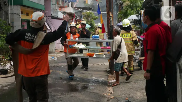 Warga Berjibaku Selamatkan Barang Berharga Saat Kebakaran di Kebayoran Lama