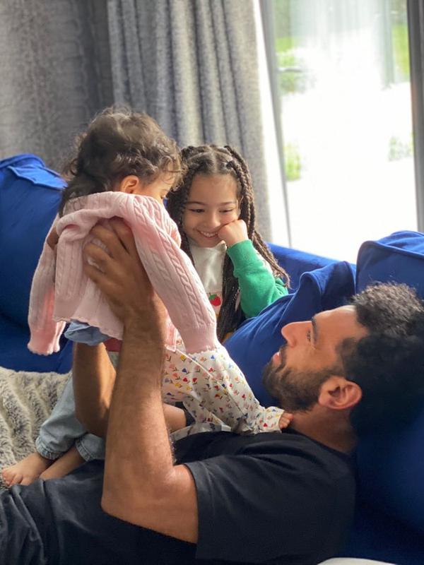 Mohamed Salah bersama kedua putrinya Makka Salah dan Kayan Salah. (foto: Instagram @mosalah)