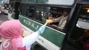 Penumpang bus mengambil takjil gratis yang dibagikan oleh Karyawan Asia Pulp & Paper (APP) Sinar Mas di kawasan Bundaran HI, Jakarta (24/6). (Liputan6.com/ Immanuel Antonius)