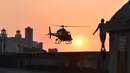 Helikopter milik Universal Studios Hollywood saat mengambil gambar selama pembuatan film Fast and Furious 8 di Havana, Kuba (28/4). Pembuatan film Fast & Furious 8 membuat warga Kuba antusias berdatangan ke lokasi syuting. (AFP PHOTO/ADALBERTO ROQUE)