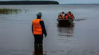 Tim penyelamat membawa anak-anak yang selamat menggunakan perahu (AFP)