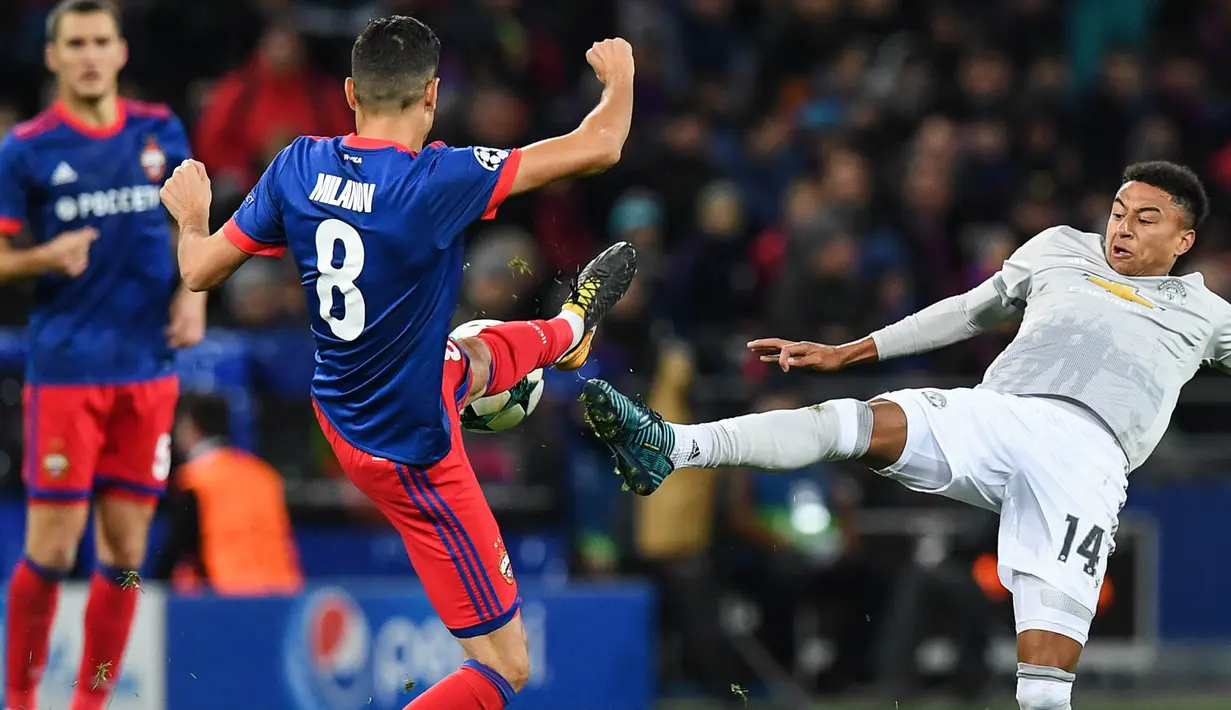 Gelandang CSKA Moscow, Georgi Milanov, berebut bola dengan gelandang Manchester United, Jesse Lingard, pada laga Liga Champions di Stadion VEB Arena, Moskow, Rabu (27/9/2017). CSKA kalah 1-4 dari MU. (AFP/Kirill Kudryavtsev)
