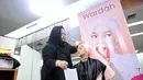 Pembicara dari pihak Wardah Cosmetic di kelas make up Puteri Muslimah Indonesia 2017, Carolina menambahkan, bahwa soal make up, tidak perlu terjebak mengikuti tren. (Adrian Putra/Bintang.com)