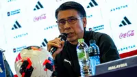 Tan Cheng Hoe, pelatih Timnas Malaysia, saat sesi konferensi pers FIFA ASEAN Cup 2026 di GBK, Jakarta, Kamis (24-9-2026). (Dok. Official FAM Facebook)