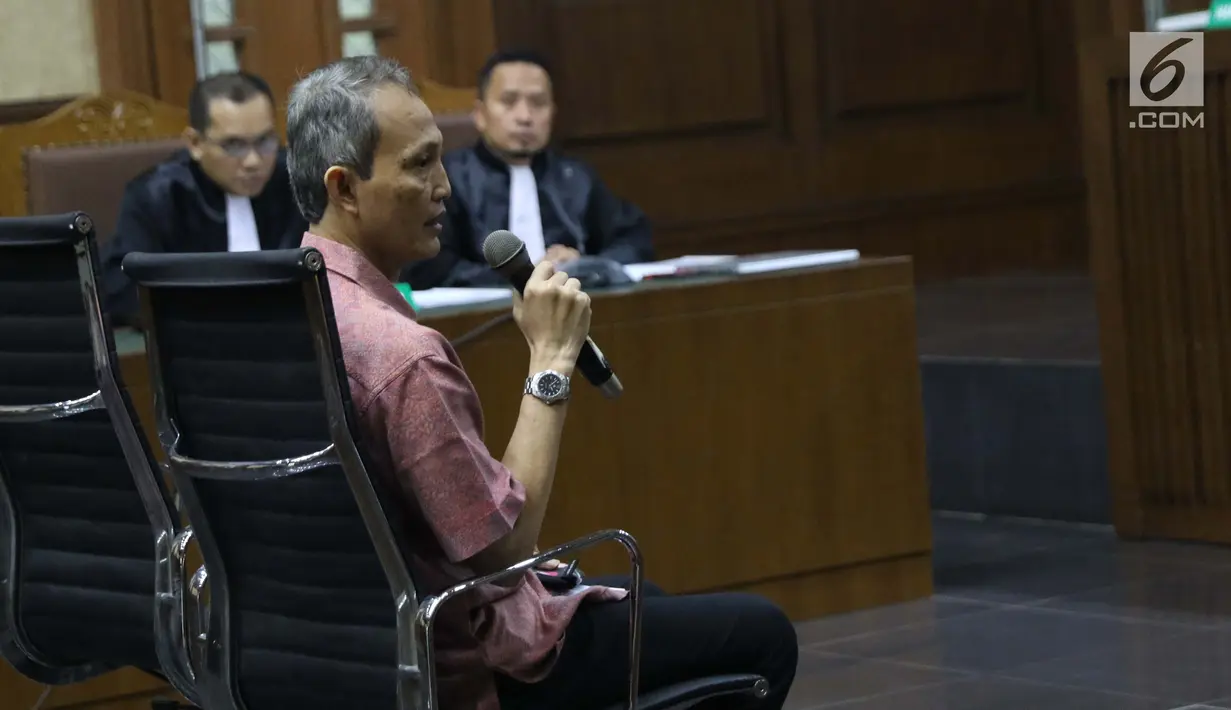 Mantan Direktur Produksi dan Teknologi Krakatau Steel Wisnu Kuncoro saat menjalani sidang dakwaan di Pengadilan Tipikor, Jakarta, Rabu (14/8/2019). Wisnu Kuncoro didakwa menerima suap terkait persetujuan proyek pengadaan dua unit boiler berkapasitas 35 ton. (Liputan6.com/Helmi Fithriansyah)