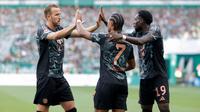 Penyerang Bayern Munchen asal Jerman #07, Serge Gnabry (C), melakukan selebrasi setelah mencetak gol bersama Harry Kane (L) dan Alphonso Davies (R) saat pertandingan Bundesliga Jerman&nbsp;melawan SV Werder Bremen di Bremen, Jerman utara, pada 21 September 2024. (AXEL HEIMKEN/AFP)