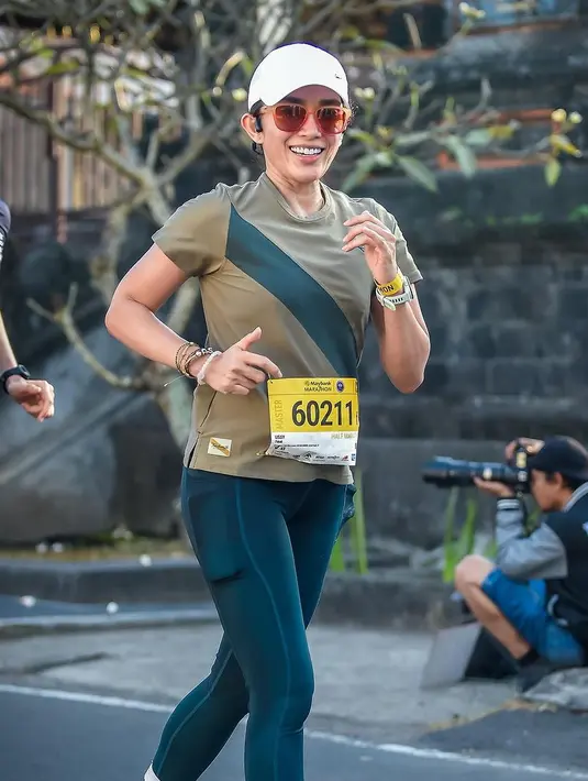<p>Sempat drop dua minggu jelang digelar, akhirnya Ussy Sulistiawaty kembali mengikuti marathon 21 K. Istri Andhika Pratama itu akhirnya kembali menambah koleksi medalinya dari marathon. Bahkan, kali ini lebih cepat empat menit dari sebelumnya di Bandung. [Instagram/ussypratama]</p>