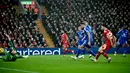 Pelatih Liverpool, Mohamed Salah mencetak gol ketiga timnya ke gawang Leicester dalam laga lanjutan Liga Inggris 2024/2025 di Anfield, Liverpool, Inggris, Jumat (27/12/2024) WIB. (AFP/Paul Ellis)