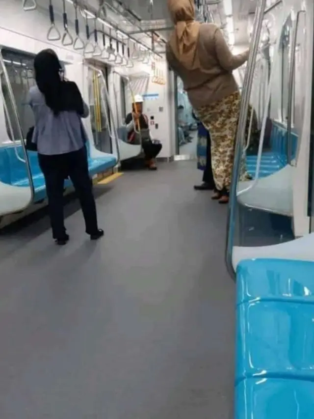 Penumpang MRT bergelantungan di dalam kereta