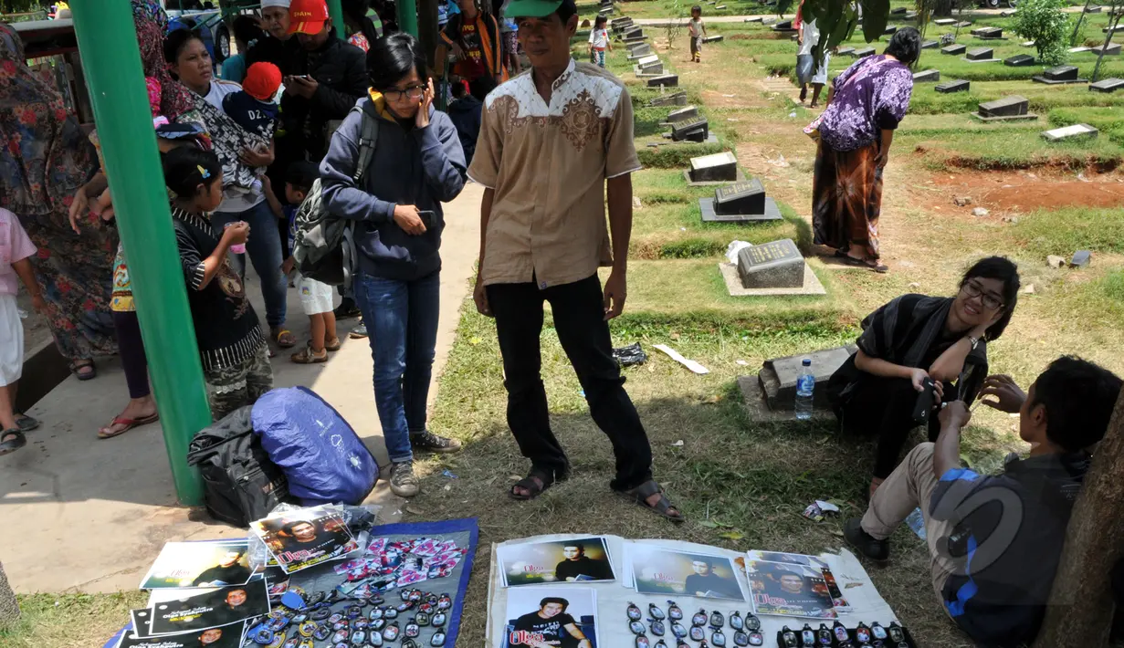Salah satu dagangan yang dijajakan seorang pedagang di makam Olga Syahputra di TPU Malaka, Jakarta, Selasa (31/3/2015). Empat hari pascakepergian komedian Olga, antusiasme masyarakat berkunjung ke makam masih tinggi. (Liputan6.com/Panji Diksana)