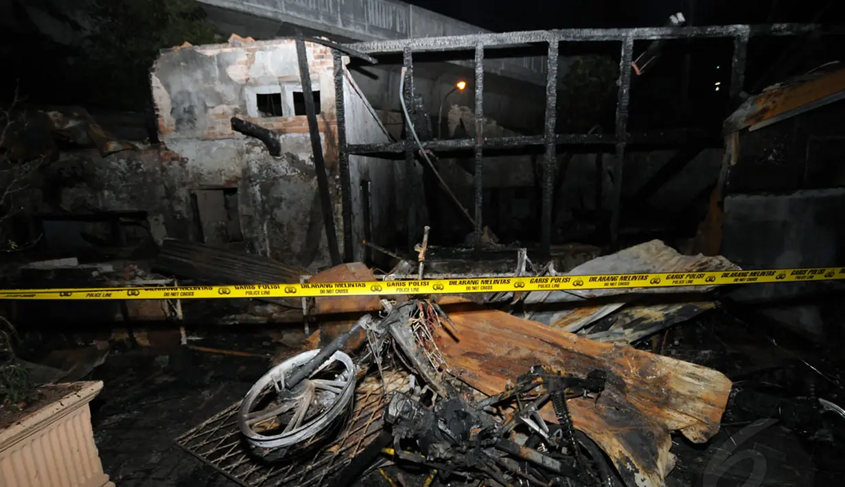 Restoran Bakmi Gondangdia di Jalan RP Soeroso, Gondangdia, Jakarta Pusat, terbakar Kamis malam (4/12/2014). (Liputan6.com/Helmi Fithriansyah)