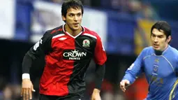 Blackburn Rovers Paraguayan player Roque Santa Cruz (L) vies with Richard Hughes of Portsmouth during a Premier League football match at Fratton Park in Portsmouth, England, on November 30, 2008. AFP PHOTO/IAN KINGTON