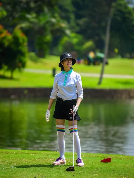 Kecantikan Tyara juga terpancar saat memakai pakaian olahraga. Ia terlihat sangat menawan saat memakai kaus berwarna putih yang dipadukan dengan rok mini berwarna hitam. Gayanya pun terlihat seperti seorang atlet profesional.(Liputan6.com/IG/@tyararenata)
