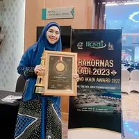 Oki Setiana Dewi dapat penghargaan (Instagram/okisetianadewi)