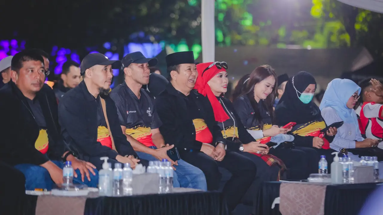 Bupati Jember Hendy Siswanto (tengah) menonton bareng Piala Dunia Qatar 2022 sembari menggalang dana untuk korban gempa bumi Cianjur Jawa Barat. (Istimewa)