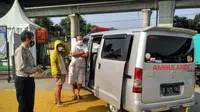 Mobil ambulans yang digunakan rombongan untuk jalan-jalan terjaring operasi kepolisian di pos penyekatan Tol Cikarang Barat. (Istimewa)