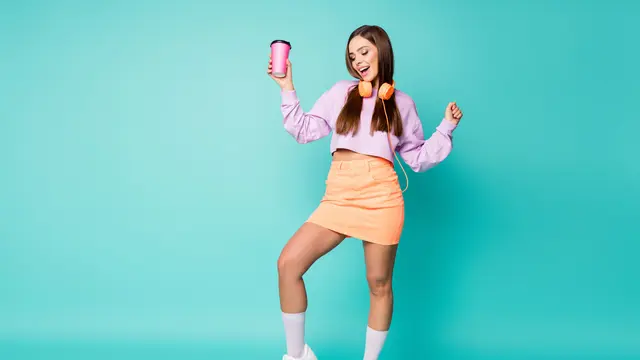 Cute & Artsy, Ini 4 Fashion Item yang Cocok Digunakan saat Hangout ke Coffee Shop Estetik