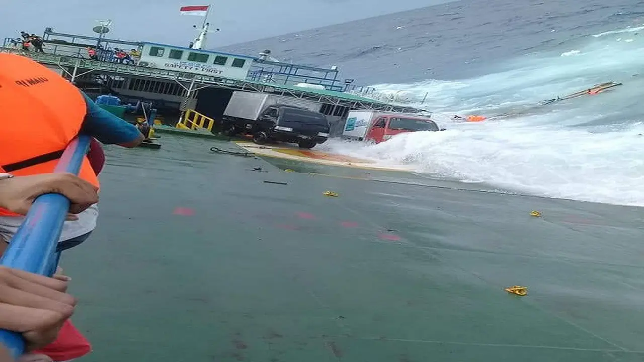 Detik-detik saat KM Lestari Maju karam di Perairan Selayar, Sulsel (Liputan6.com/ Eka Hakim)
