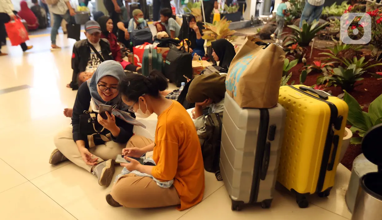 Saking padatnya, beberapa calon penumpang duduk lesehan di lantai sekitaran Stasiun Pasar Senen Jakarta. (Liputan6.com/Helmi Fithriansyah)