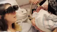 Berkat bantuan kacamata hitam bernama eSight, wanita buta bernama Kathy Beitz dapat melihat bayinya