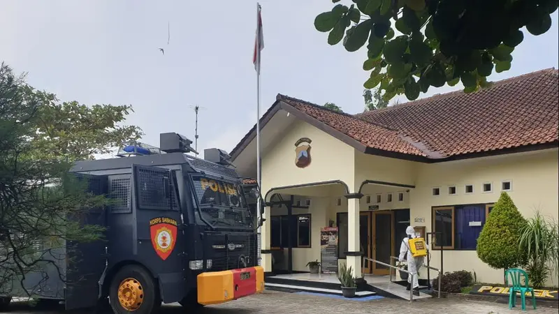 Polresta Banyumas menerapkan micro lockdown Polsek Cilongok untuk mengantisipasi penyebaran Covid-19. (Foto: Liputan6.com/Polresta Banyumas)