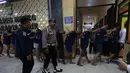 Para pelaku dijerat dengan pasal KUHP, termasuk Pasal 170 tentang pengeroyokan dan Pasal 213 tentang serangan terhadap pejabat yang sedang bertugas dengan ancaman hukuman maksimal sembilan tahun penjara. (Kapanlagi.com/Budy Santoso)