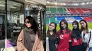 Azizah Salsha mendampingi suami, Pratama Arhan bersama timnas bertanding di Qatar. Gaya busana Azizah pun tuai sorotan [@azizasalsha_]